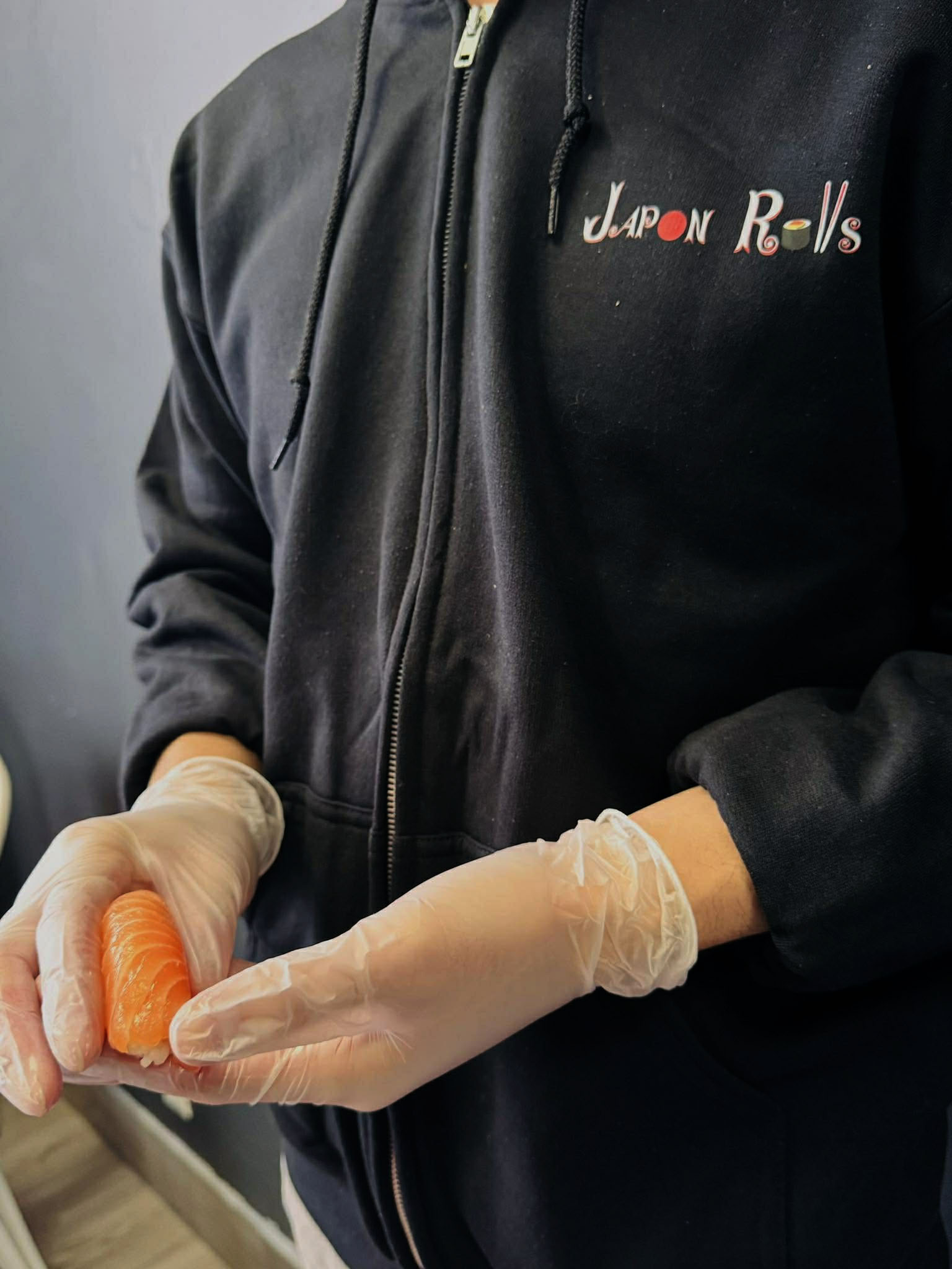 Chef préparant des sushis